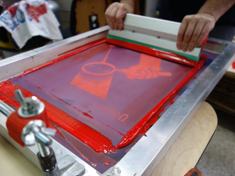 In lụa là gì? Tìm hiểu về thứ tự trong quy trình in lụa hiện nay