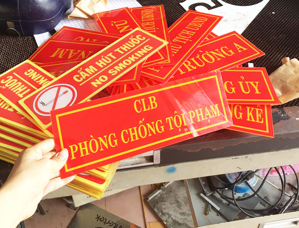xưởng-lam-bang-mica-gia-re-quan-3